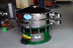 800型單層三次元振動篩，產量可達800kg/h。